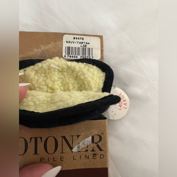 Isotoner women’s country tartan gloves size L - Picture 2 of 5